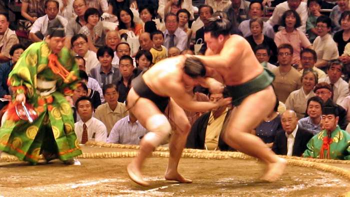 KALI pertama penulis berpeluang menyaksikan perlawanan sumo secara langsung ketika membuat liputan berita di Tokyo, Jepun. - Foto: Lukman Ismail