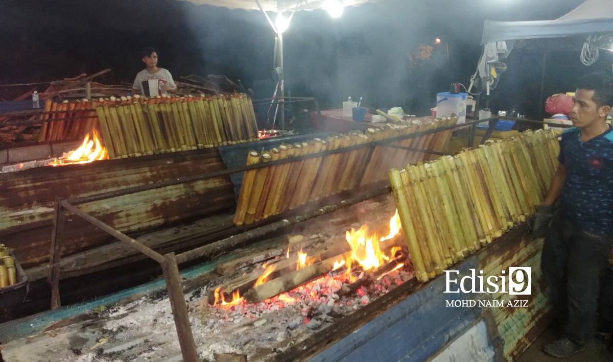 PEMBAKARAN selama satu jam untuk 200 batang lemang di gaerai jualan di Kampung Kubu Gajah, Sungai Buloh. Foto: EDISI 9 / MOHD NAIM AZIZ