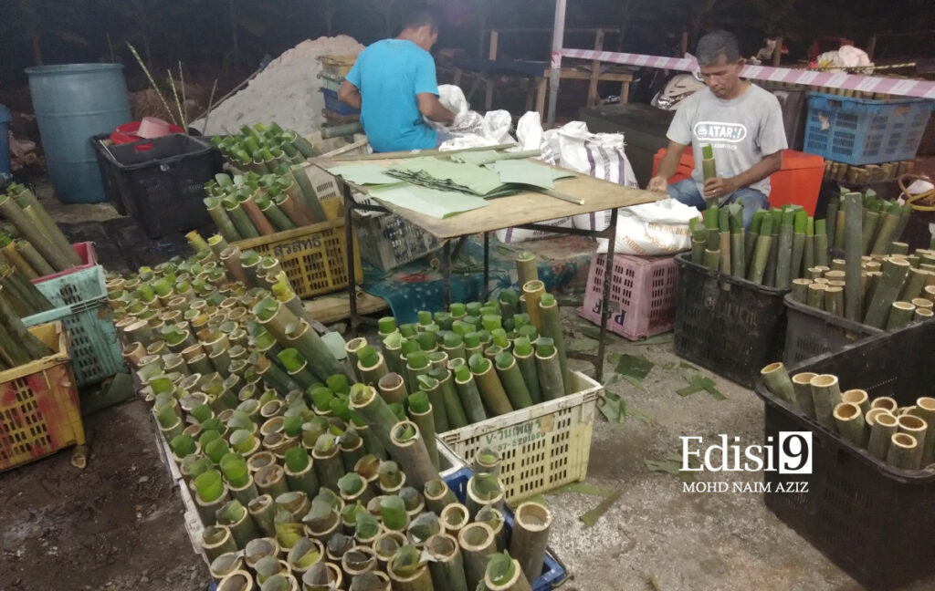 PETUGAS memasukkan beras pulut ke dalam buluh lemang di gerai jualan di Kampung Kubu Gajah, Sungai Buloh. Foto: EDISI 9 / MOHD NAIM AZIZ