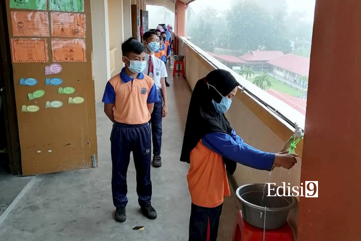 BENTONG 15 Julai 2020 - MURID-murid menggunakan sinki alternatif yang disediakan di hadapan kelas di SK Felda Kg. Sertik, Karak, Bentong pagi tadi . Foto: EDISI 9/ SK SERTIK