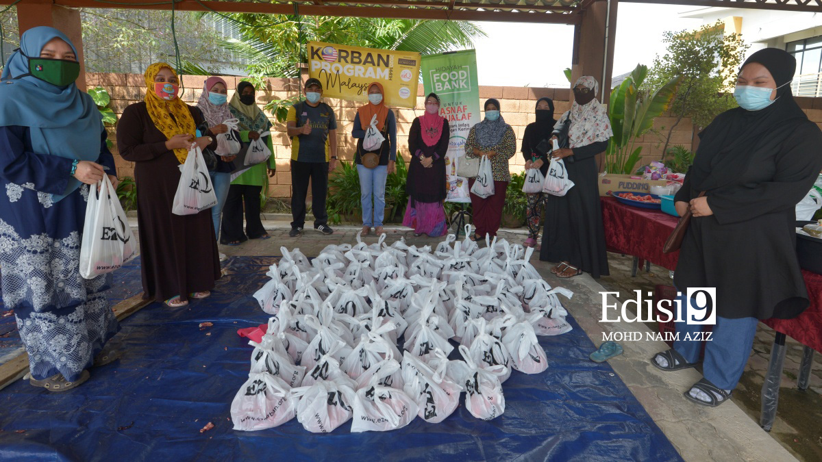 DR. Rose Rahimah bersama penerima daging korban bergambar bersama semasa sesi penyerahan petang tadi.Foto: EDISI 9 / MOHD NAIM AZIZ