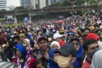 ORANG ramai memenuhi perkarangan sepanjang jalan Dataran Merdeka bagi menyaksikan sambutan Hari Kebangsaan 2022 pagi tadi. Foto: MOHD NAIM AZIZ / EDISI 9