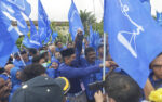 CALON BN Parlimen Sungai Buloh, Khairy Jamaluddin berjumpa dengan penyokong diluar perkarangan dewan sejurus selesai di Pusat Penamaan Calon P107 Sungai Buloh di Dewan Kenanga, Pejabat Daerah dan Tanah Petaling, Selangor. Foto: MOHD NAIM AZIZ / EDISI 9