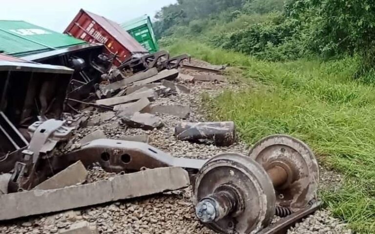 Landasan kereta api Hatyai-Padang Besar dibom