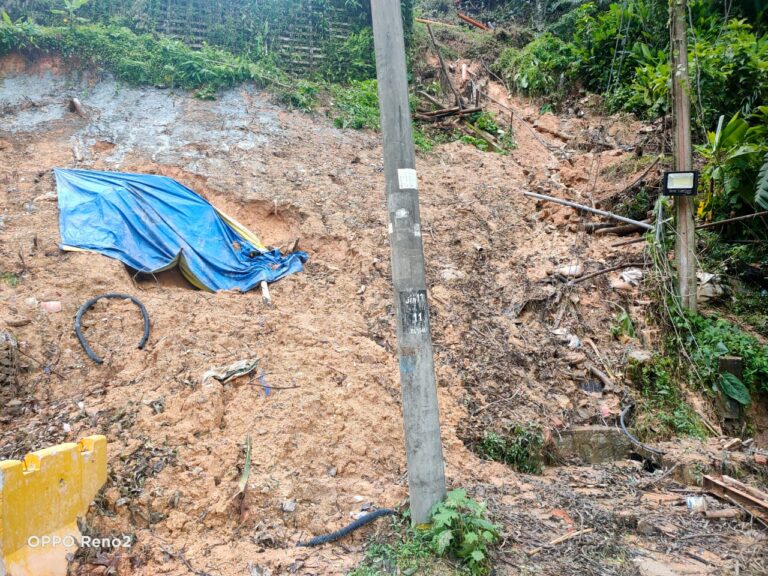 Paip bocor punca tanah runtuh di Taman Mega Jaya