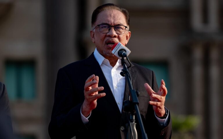 Zahid pertahan Anwar sebagai Menteri Kewangan terbaik dunia