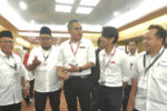 Pengerusi Pemuda Barisan Nasional, Dr Muhamad Akmal Salleh (tiga dari kiri) bersama Ketua Angkatan Muda Keadilan, Adam Adli (dua dari kanan) beramah mesra bersama selepas sesi Konvensyen Pemuda sempena Konvensyen Nasional Kerajaan Perpaduan di PWTC pagi tadi. Foto :Mohd Naim Aziz / Edisi 9