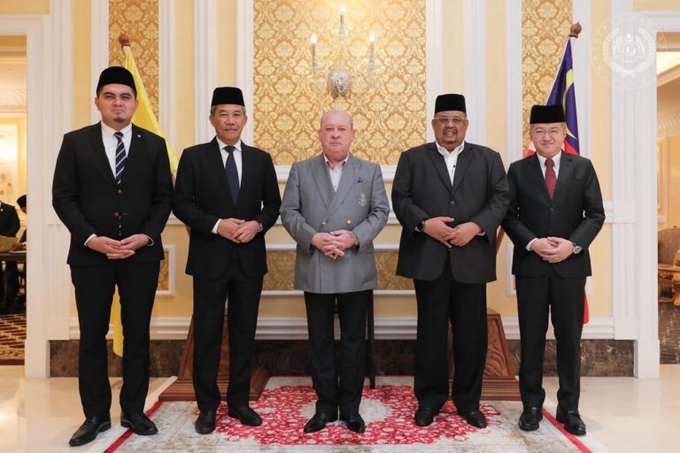 Pemimpin UMNO, DAP mengadap Agong redakan polemik agama