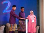 Ahmad Shabery Cheek (tengah) bersama Izham Mustaffa dan Norfazilah Dahari melancarkan nama dan logo baharu Koperasi Generasi Felda Baru di Kuala Lumpur.